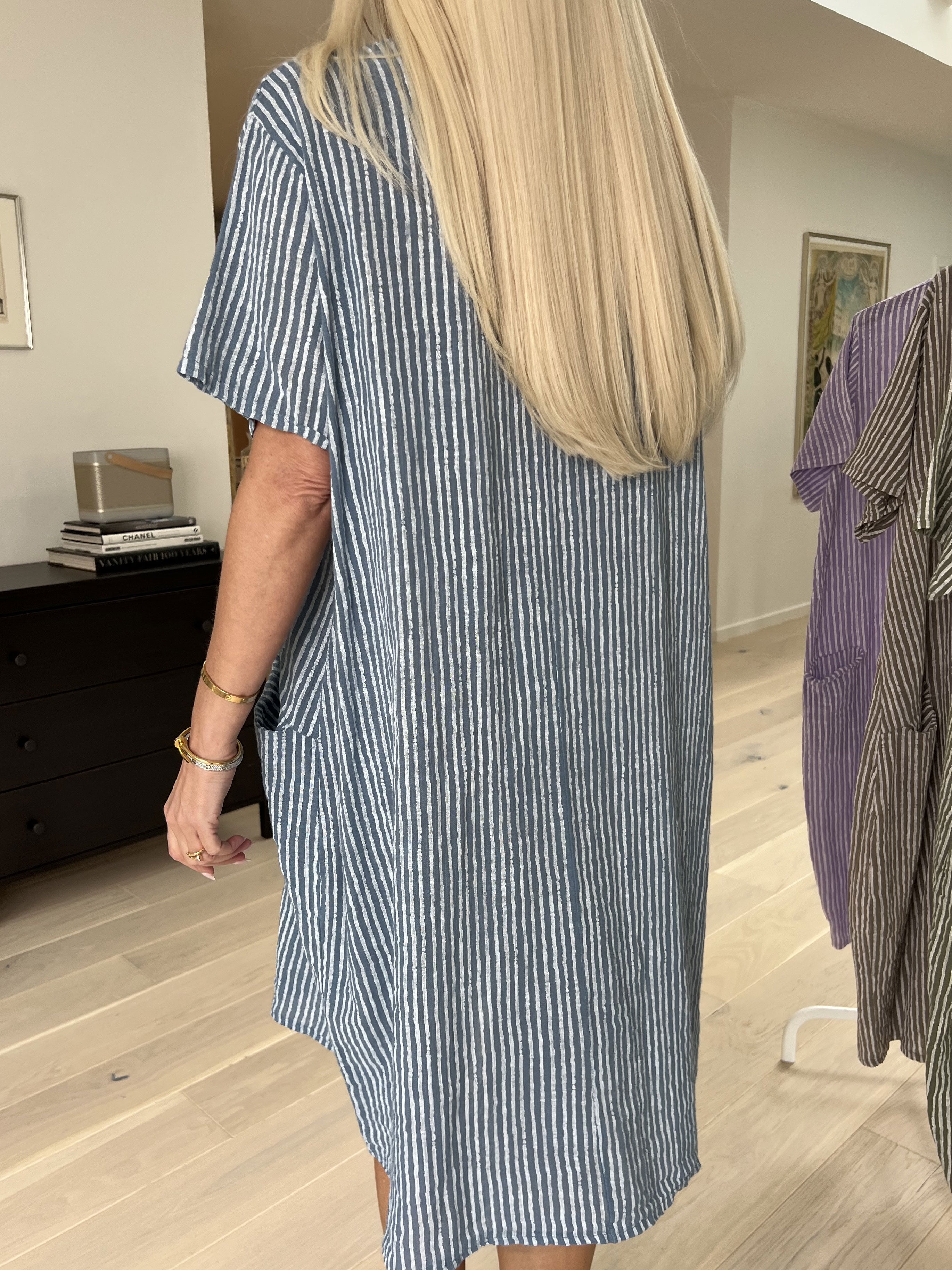 Louise - Finrandig klänning i linneaktigt bomullstyg